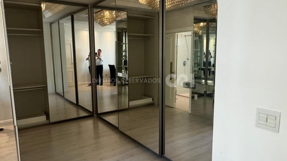 Apartamento frente mar com 4 suítes no Atlantic Paradise Towers na Meia Praia em Itapema