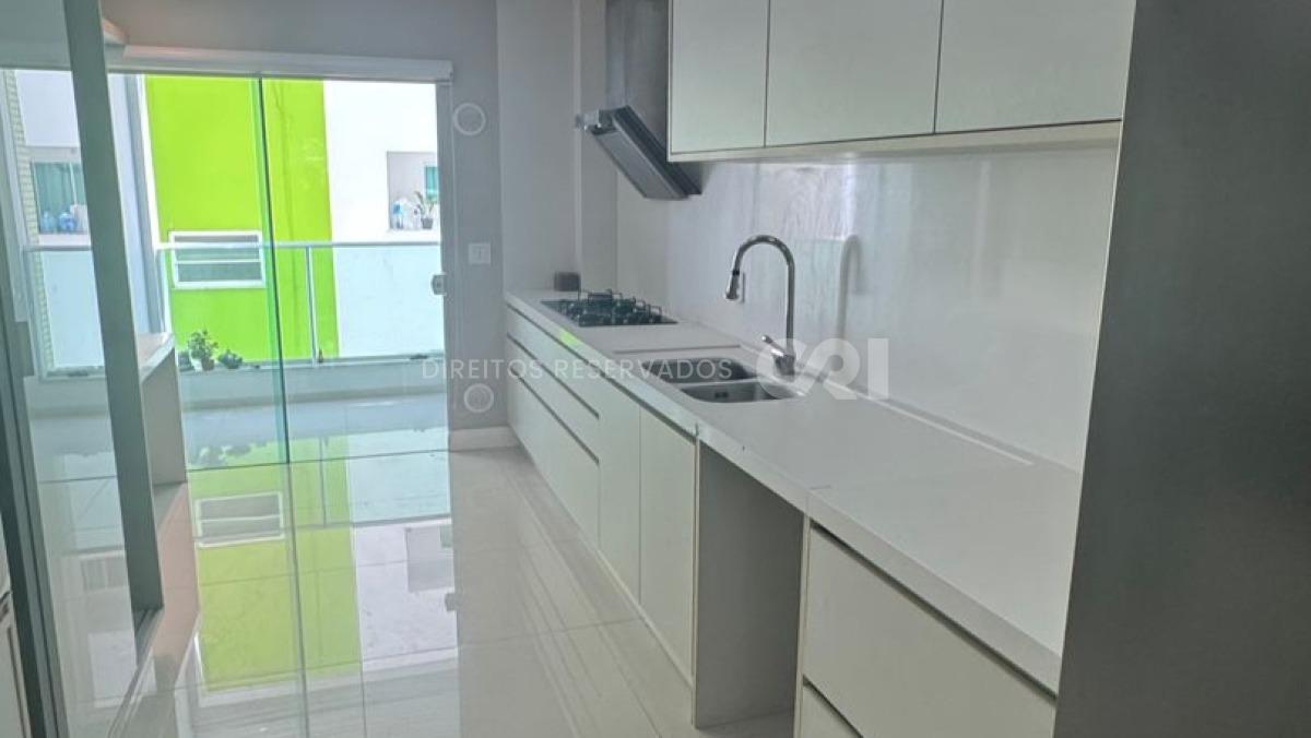 Apartamento frente mar com 4 suítes no Atlantic Paradise Towers na Meia Praia em Itapema
