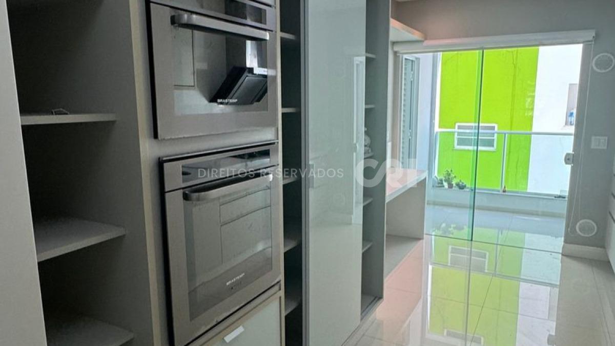 Apartamento frente mar com 4 suítes no Atlantic Paradise Towers na Meia Praia em Itapema