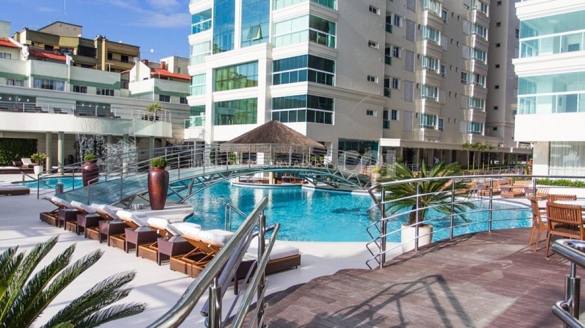 Apartamento frente mar com 4 suítes no Atlantic Paradise Towers na Meia Praia em Itapema