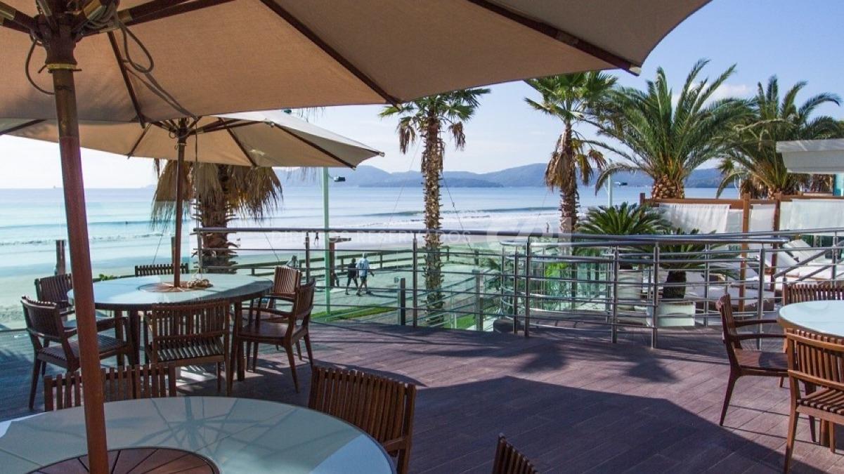 Apartamento frente mar com 4 suítes no Atlantic Paradise Towers na Meia Praia em Itapema