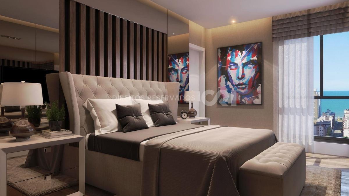 Apartamento com 3 suítes no edifício Riomaggiore na Meia Praia em Itapema