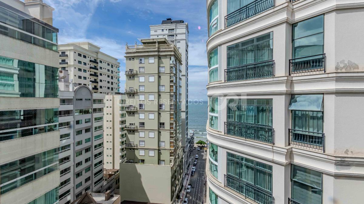 Cobertura com 4 suítes no Edificio Splendore Del Mare na Meia Praia em Itapema