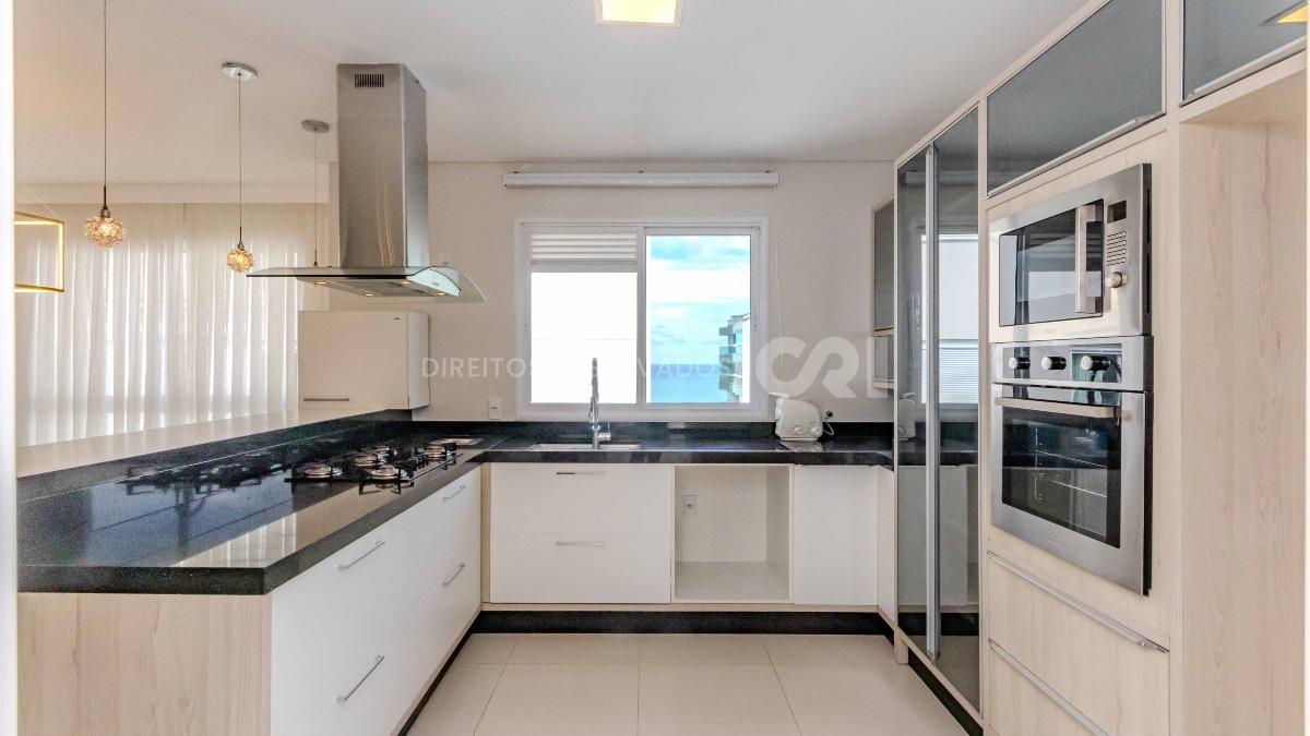 Cobertura com 4 suítes no Edificio Splendore Del Mare na Meia Praia em Itapema