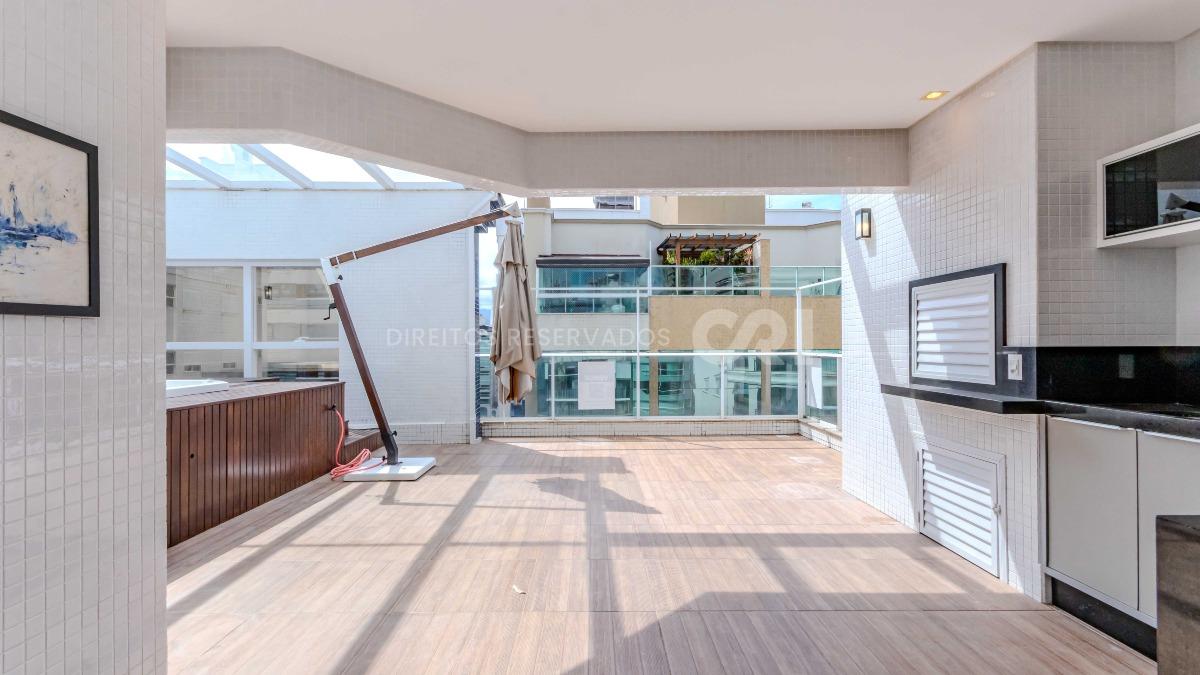 Cobertura com 4 suítes no Edificio Splendore Del Mare na Meia Praia em Itapema