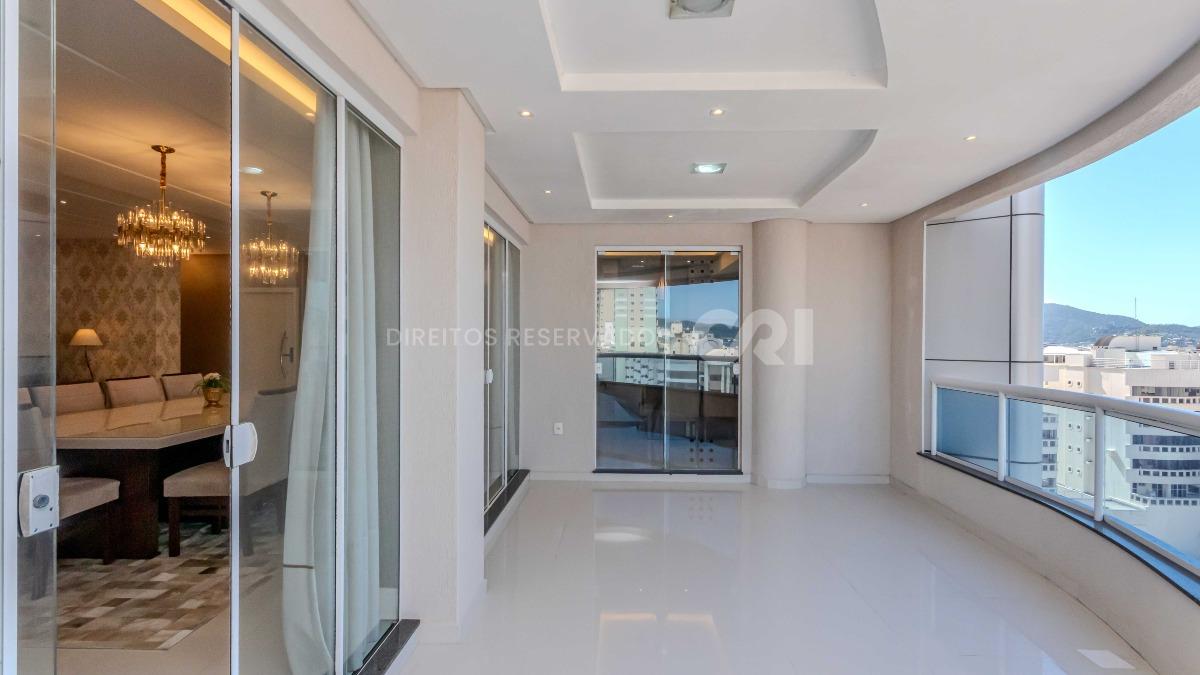 Apartamento com 4 suítes no edifício Mount Everest na Meia Praia em Itapema