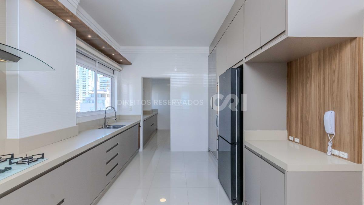 Apartamento com 4 suítes no edifício Mount Everest na Meia Praia em Itapema