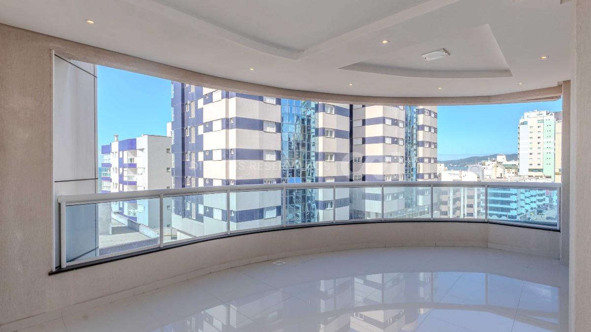 Apartamento com 4 suítes no edifício Mount Everest na Meia Praia em Itapema
