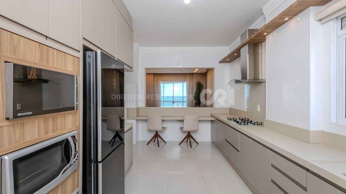 Apartamento com 4 suítes no edifício Mount Everest na Meia Praia em Itapema