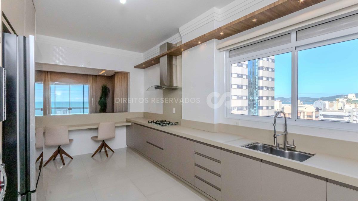 Apartamento com 4 suítes no edifício Mount Everest na Meia Praia em Itapema
