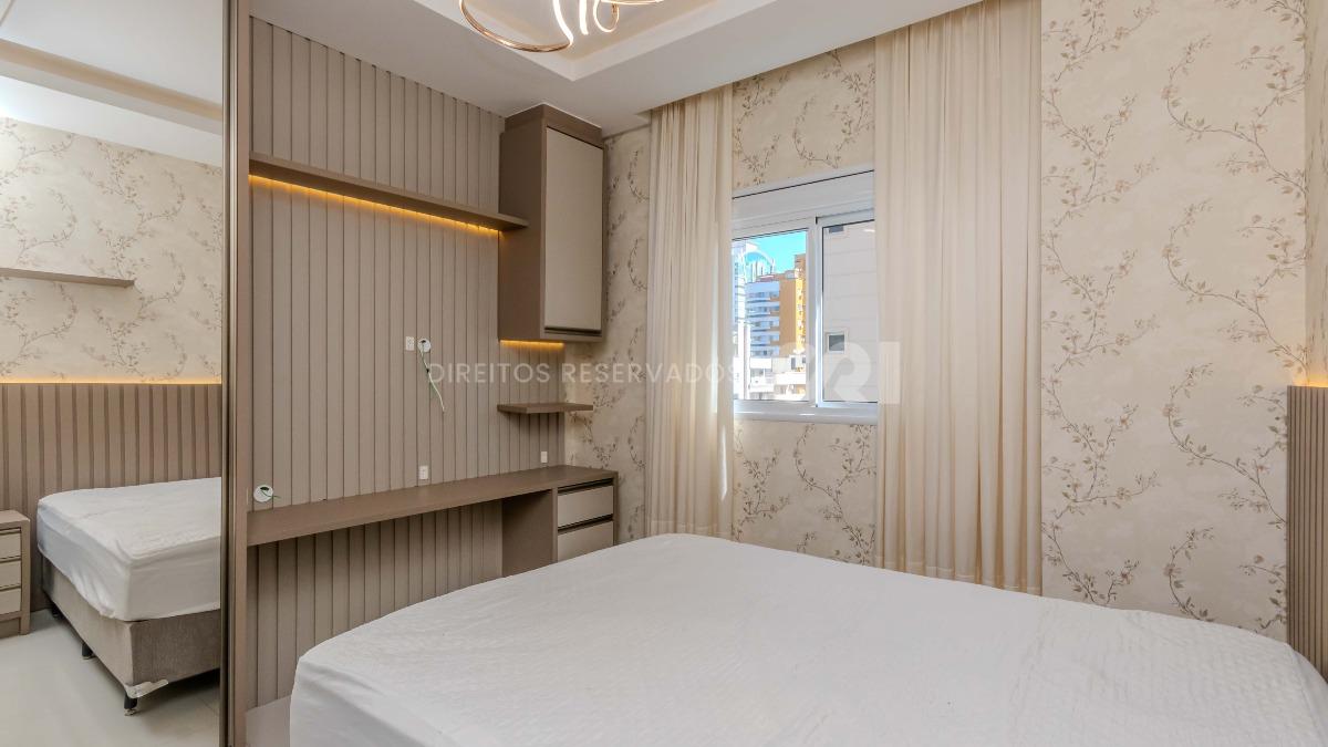 Apartamento com 4 suítes no edifício Mount Everest na Meia Praia em Itapema