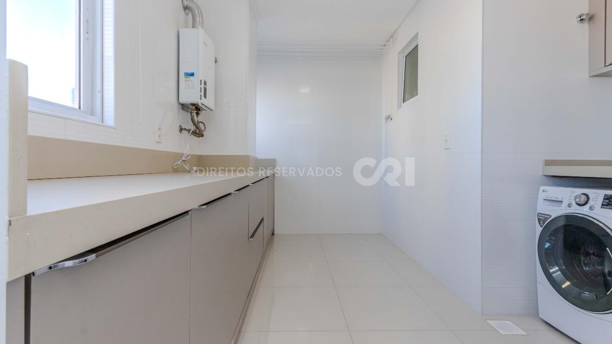 Apartamento com 4 suítes no edifício Mount Everest na Meia Praia em Itapema