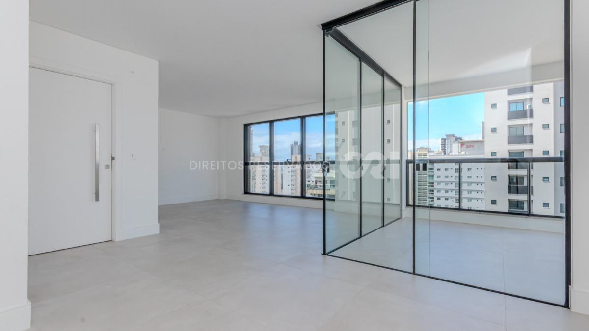 Apartamento com 3 suítes no edifício Fiori Del Mare na Meia Praia, Itapema