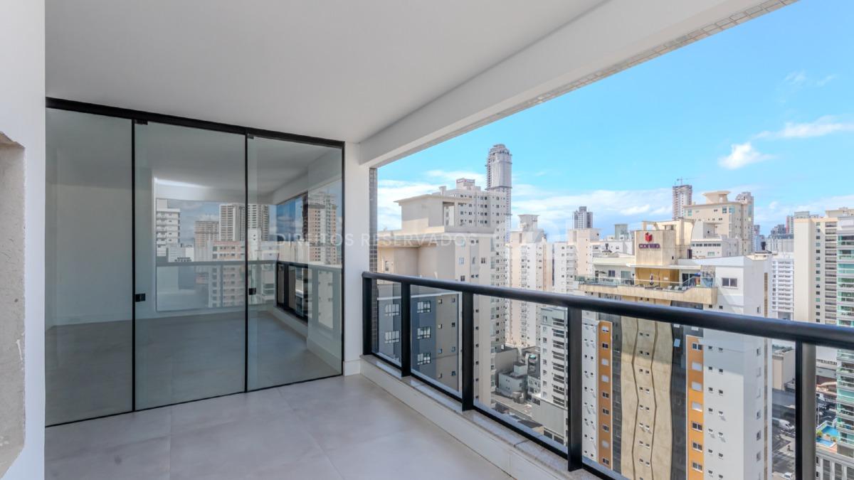Apartamento com 3 suítes no edifício Fiori Del Mare na Meia Praia, Itapema