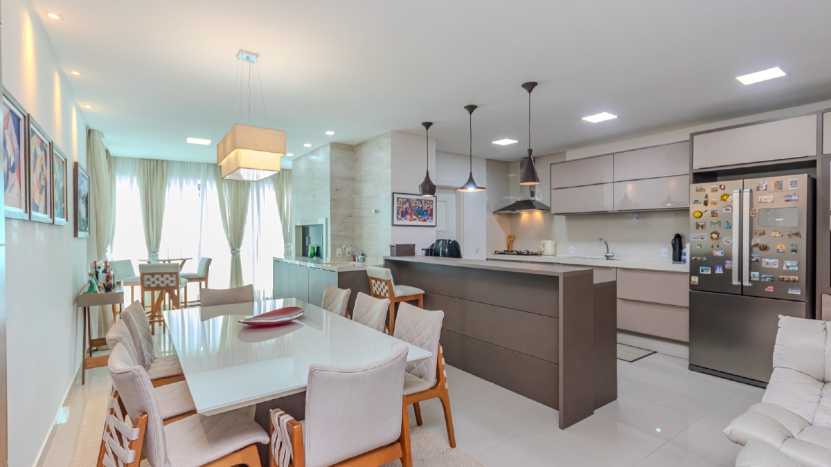 Apartamento mobiliado com 3 suítes no Munique Residence na Meia Praia em Itapema