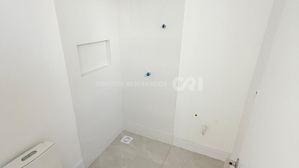 Apartamento com 3 suítes no Edifício Sol Nascente no Canto da Praia, Itapema