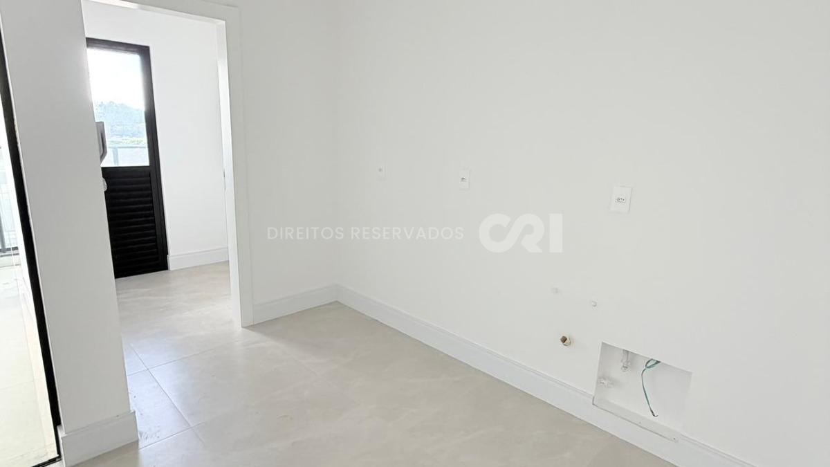 Apartamento com 3 suítes no Edifício Sol Nascente no Canto da Praia, Itapema