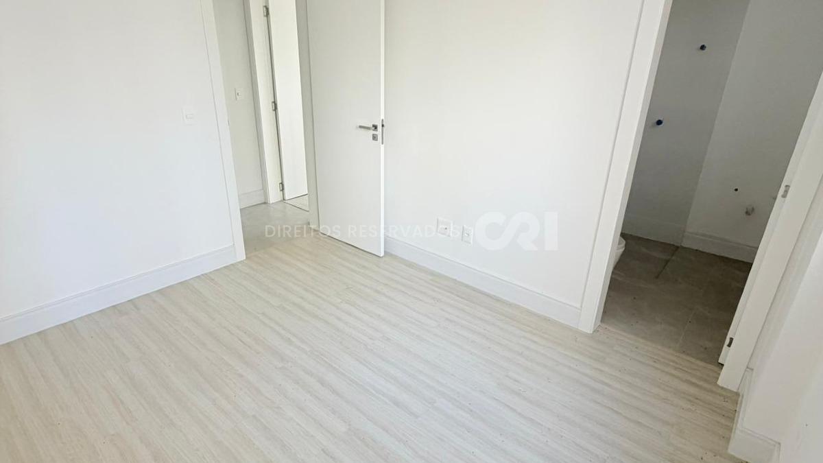Apartamento com 3 suítes no Edifício Sol Nascente no Canto da Praia, Itapema