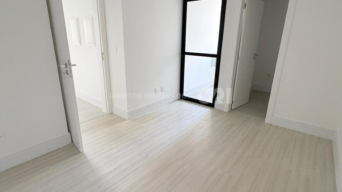 Apartamento com 3 suítes no Edifício Sol Nascente no Canto da Praia, Itapema