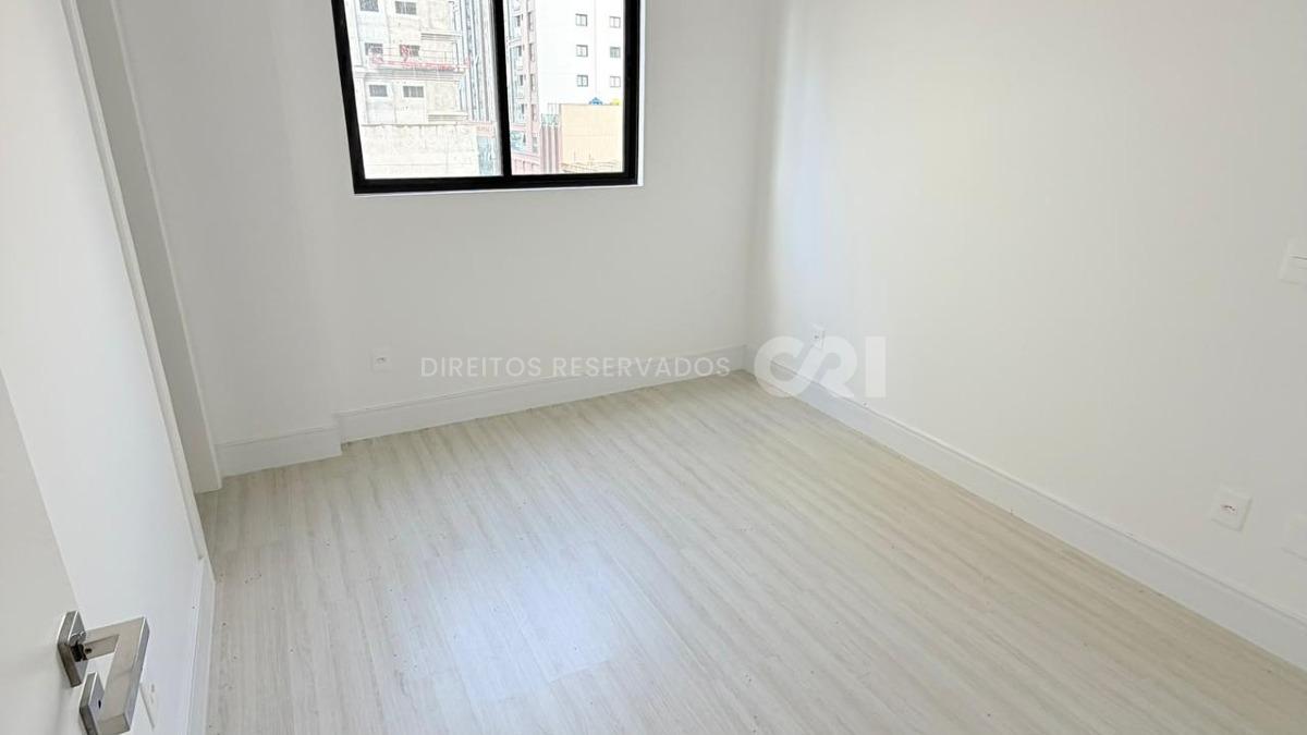 Apartamento com 3 suítes no Edifício Sol Nascente no Canto da Praia, Itapema