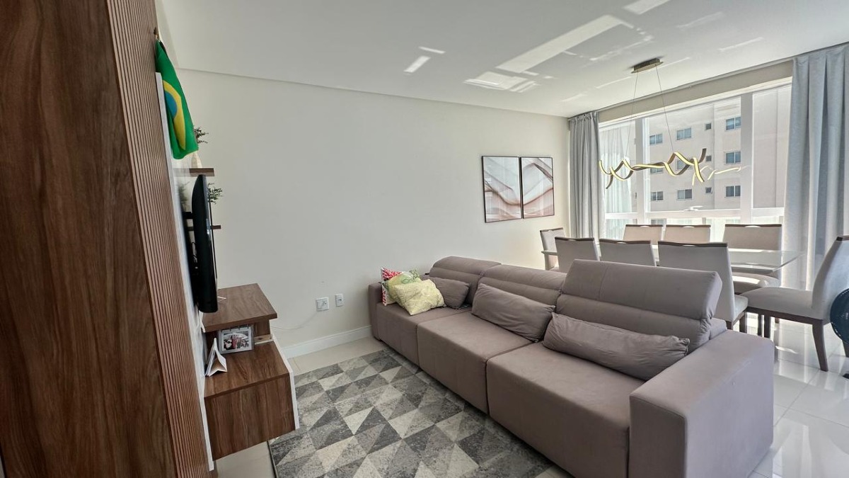 Apartamento com 3 suítes no Edifício Luna Del Mare na Meia Praia em Itapema