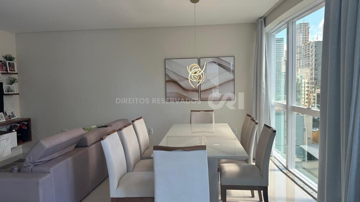 Apartamento com 3 suítes no Edifício Luna Del Mare na Meia Praia em Itapema