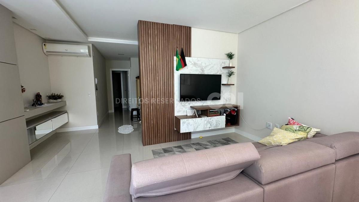 Apartamento com 3 suítes no Edifício Luna Del Mare na Meia Praia em Itapema