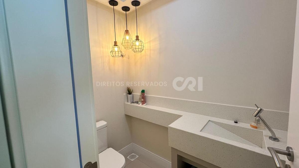 Apartamento com 3 suítes no Edifício Luna Del Mare na Meia Praia em Itapema