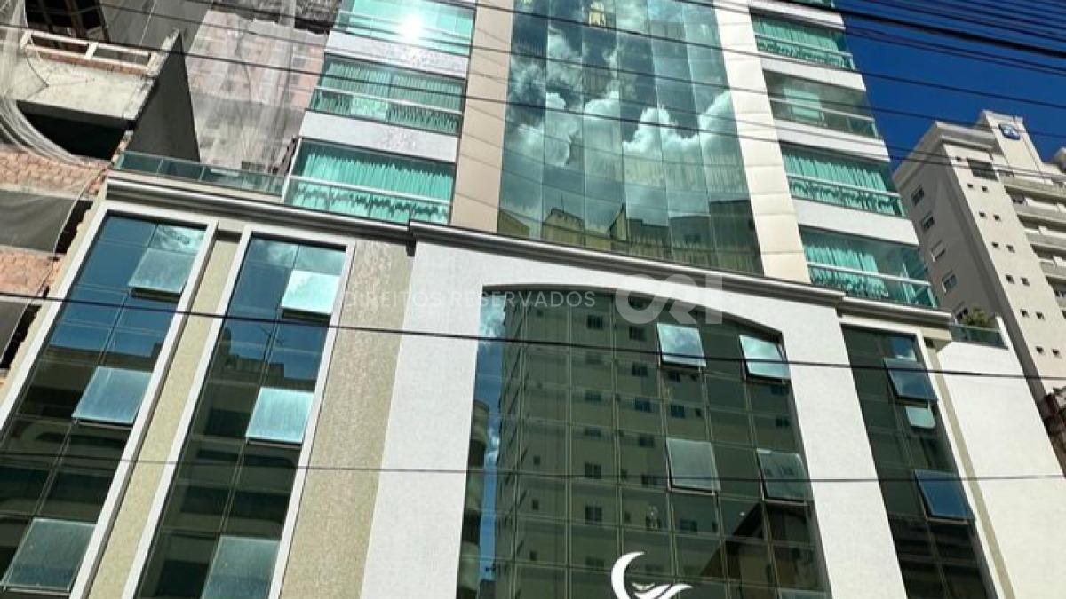 Apartamento com 3 suítes no Edifício Luna Del Mare na Meia Praia em Itapema