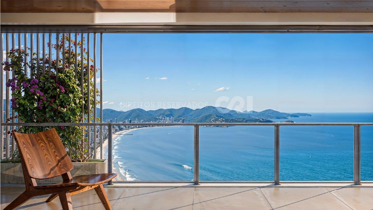 Duplex com 4 suítes Edifício Vitreo na Meia Praia em Itapema