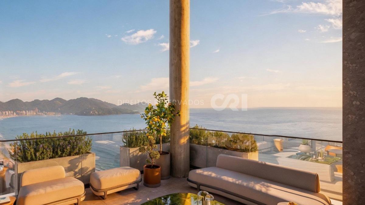Duplex com 4 suítes Edifício Vitreo na Meia Praia em Itapema
