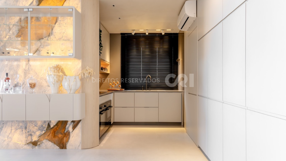 Apartamento com 4 suítes no Edifício Horizon Palace na Meia Praia em Itapema