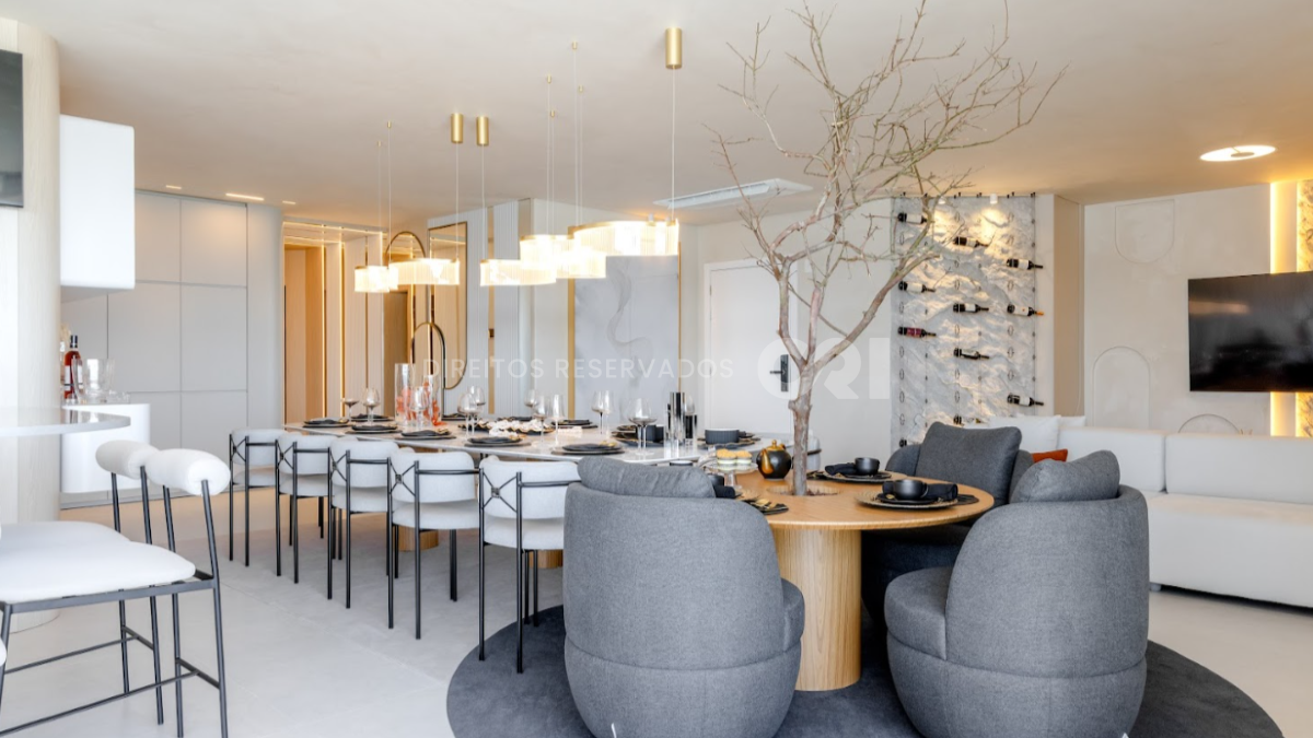 Apartamento com 4 suítes no Edifício Horizon Palace na Meia Praia em Itapema