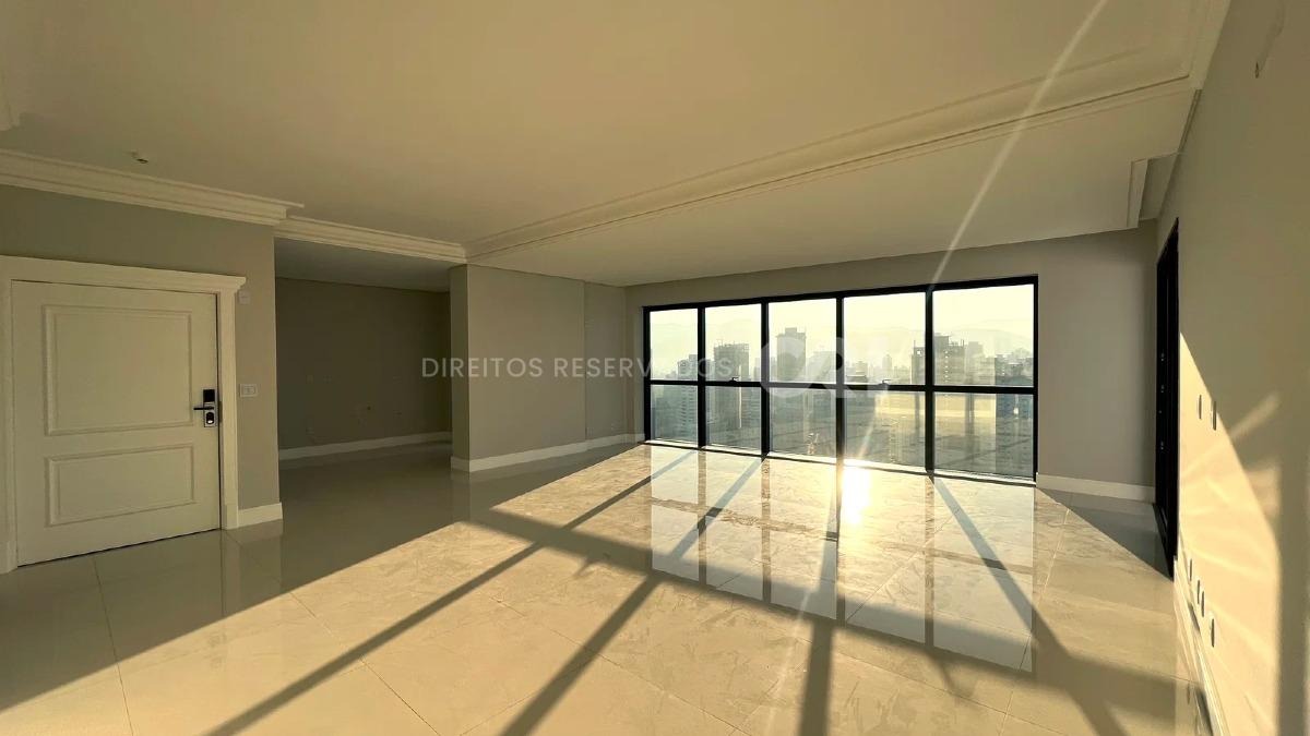 Apartamento com 4 suítes no Edifício Paramout na Meia Praia em Itapema