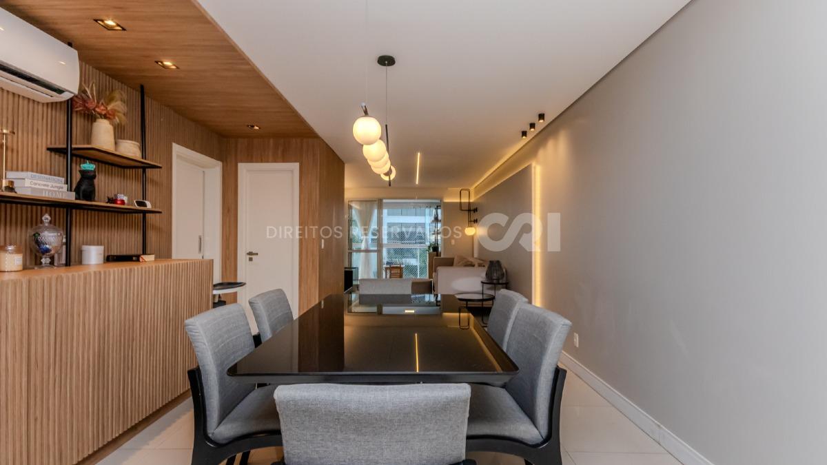 Apartamento mobiliado com 3 suítes no Edifício Amores da Brava na Praia Brava em Itajaí