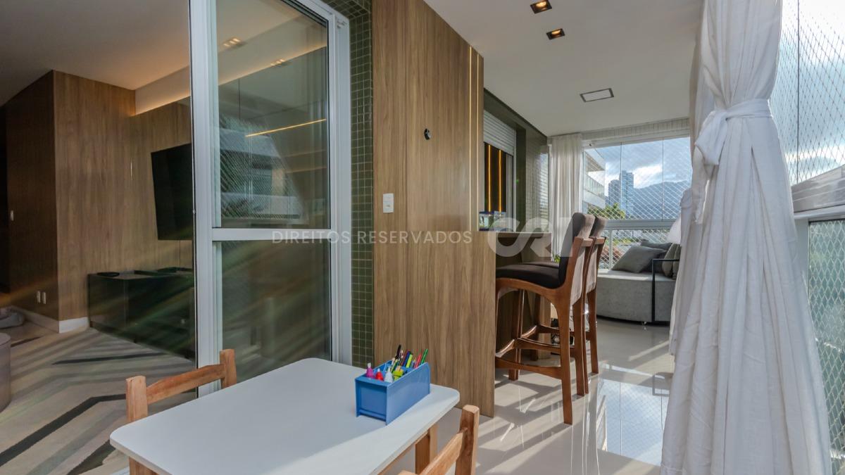 Apartamento mobiliado com 3 suítes no Edifício Amores da Brava na Praia Brava em Itajaí