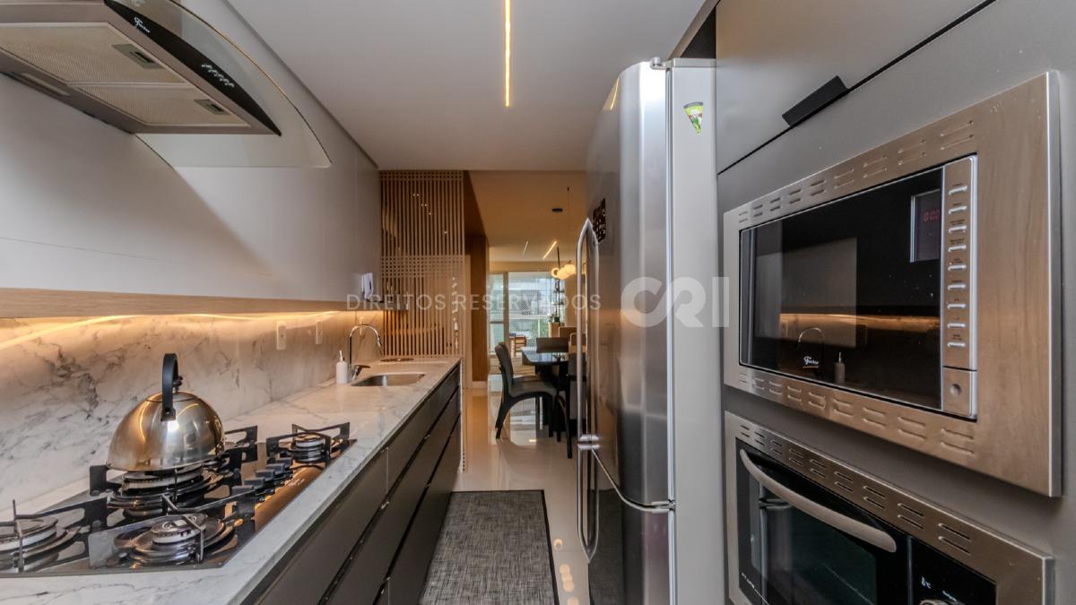 Apartamento mobiliado com 3 suítes no Edifício Amores da Brava na Praia Brava em Itajaí