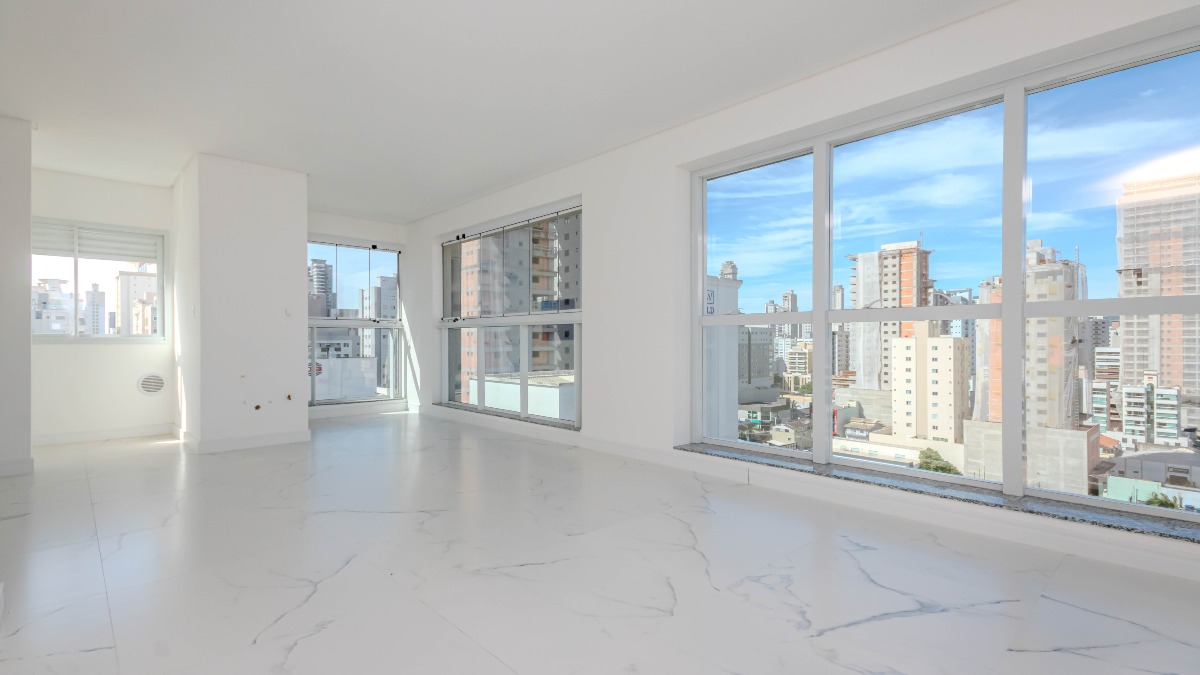 Apartamento com 3 suítes no Edifício Ilhas Maurício na Meia Praia em Itapema
