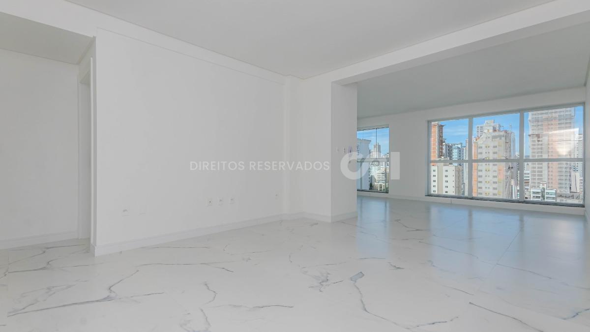 Apartamento com 3 suítes no Edifício Ilhas Maurício na Meia Praia em Itapema