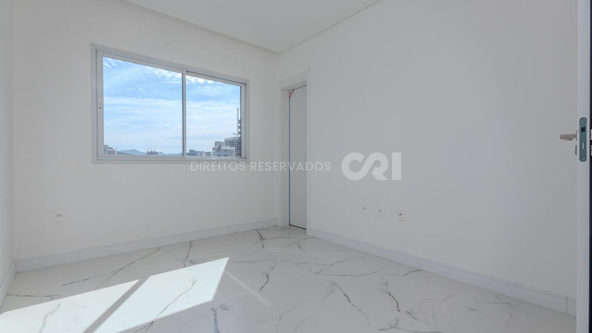 Apartamento com 3 suítes no Edifício Ilhas Maurício na Meia Praia em Itapema