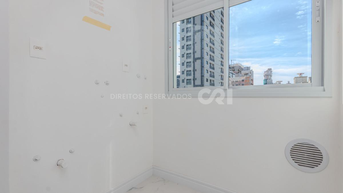 Apartamento com 3 suítes no Edifício Ilhas Maurício na Meia Praia em Itapema