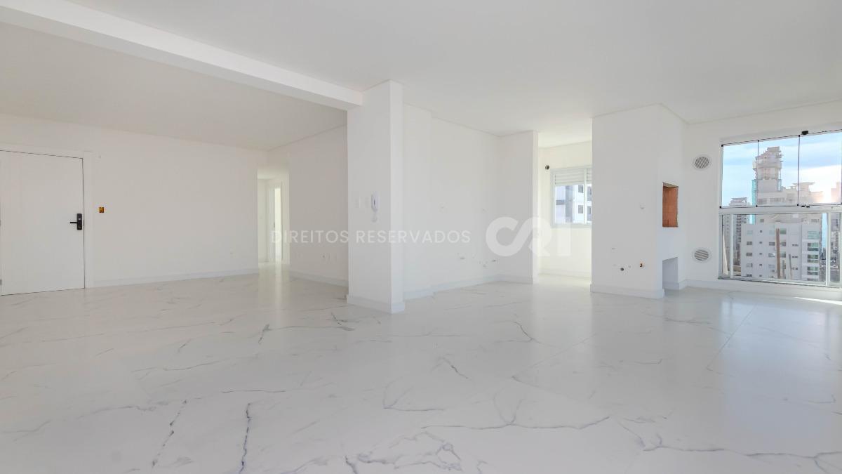 Apartamento com 3 suítes no Edifício Ilhas Maurício na Meia Praia em Itapema