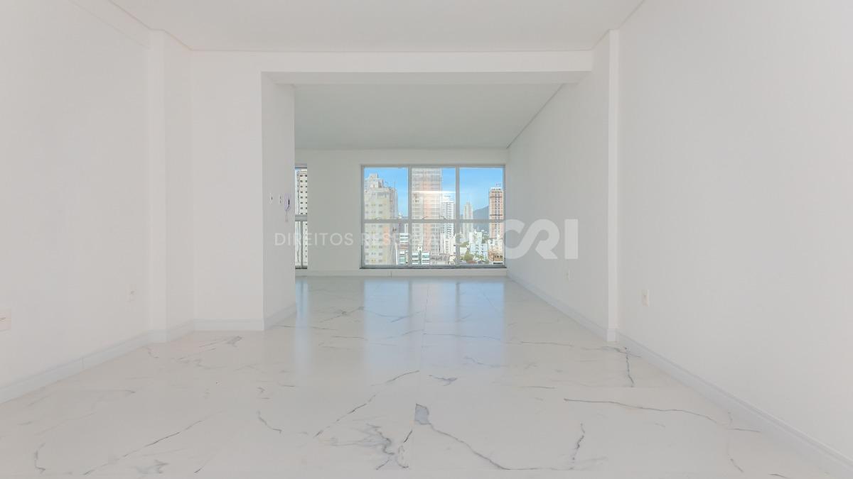 Apartamento com 3 suítes no Edifício Ilhas Maurício na Meia Praia em Itapema