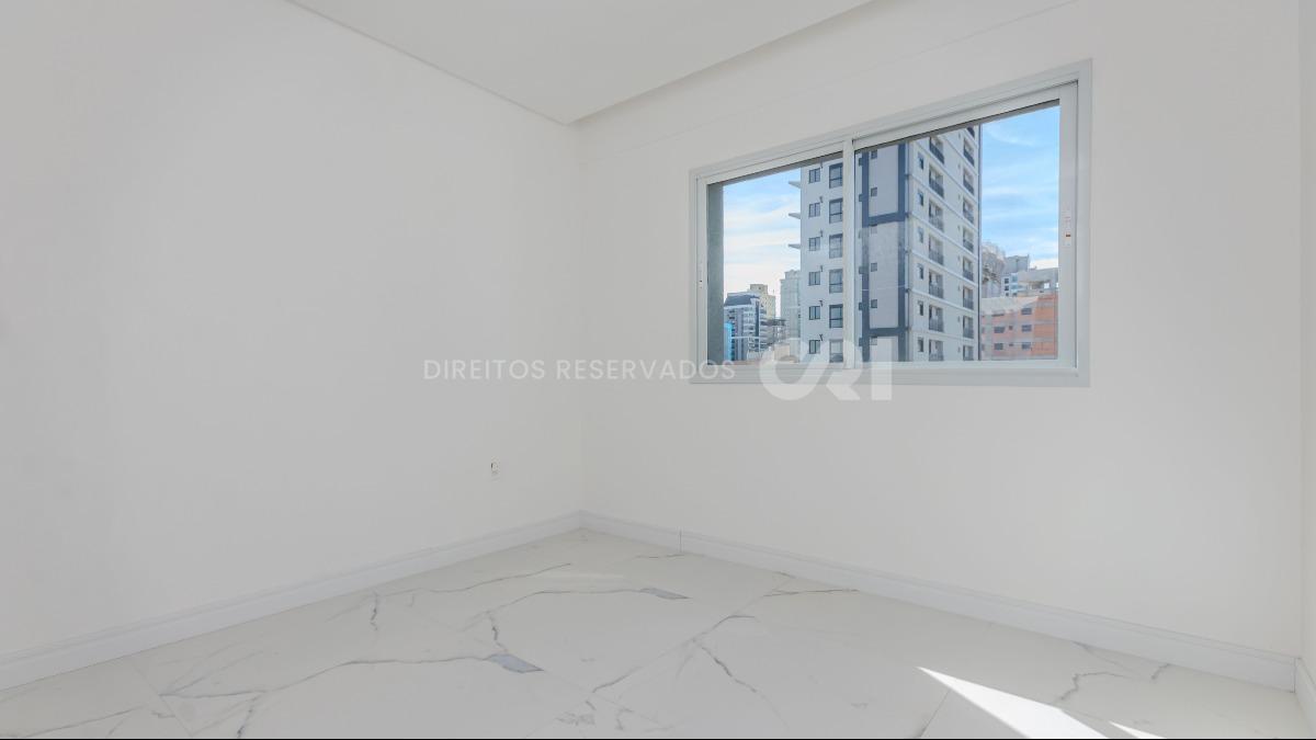 Apartamento com 3 suítes no Edifício Ilhas Maurício na Meia Praia em Itapema