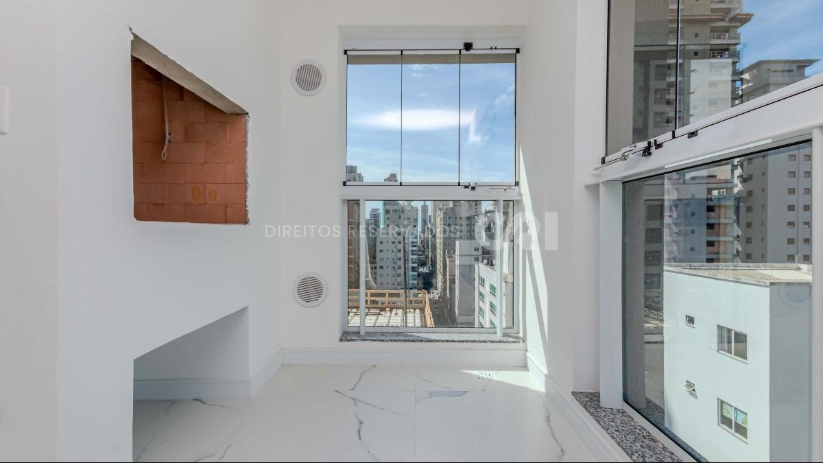Apartamento com 3 suítes no Edifício Ilhas Maurício na Meia Praia em Itapema