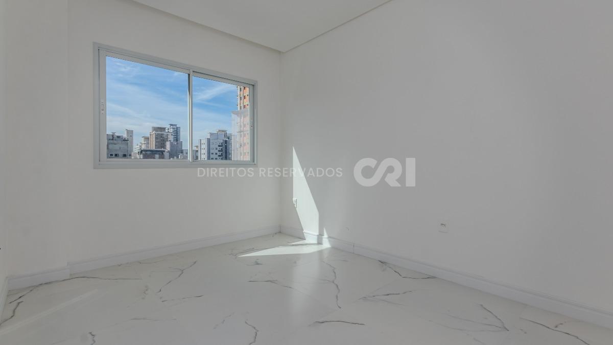 Apartamento com 3 suítes no Edifício Ilhas Maurício na Meia Praia em Itapema