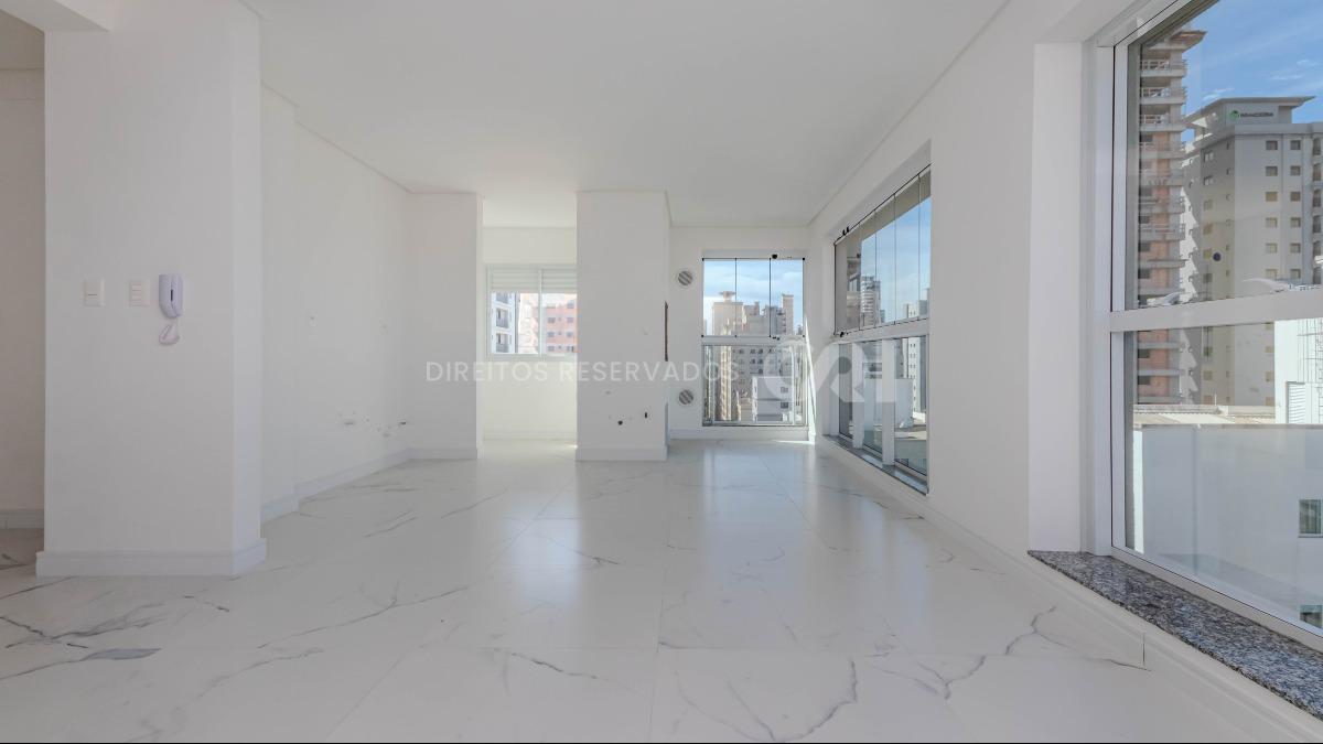 Apartamento com 3 suítes no Edifício Ilhas Maurício na Meia Praia em Itapema