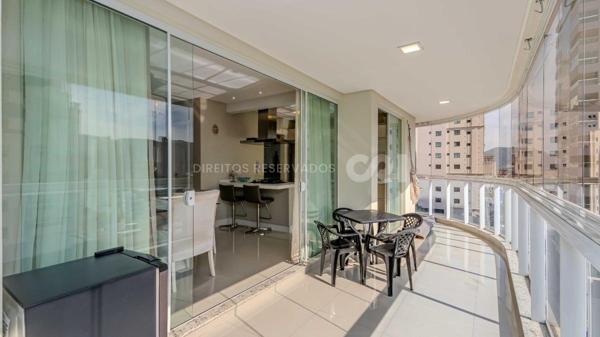 Apartamento com 3 suítes no Residencial Isabela em Meia Praia, Itapema