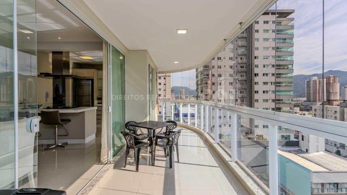 Apartamento com 3 suítes no Residencial Isabela em Meia Praia, Itapema