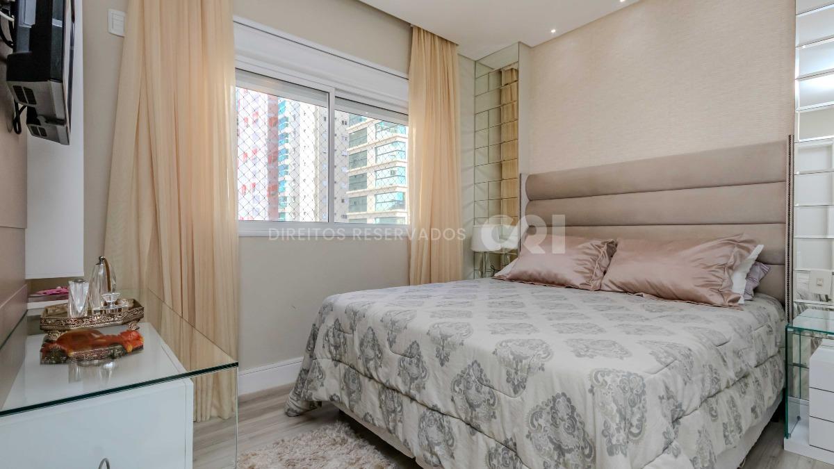 Apartamento com 3 suítes no Residencial Isabela em Meia Praia, Itapema